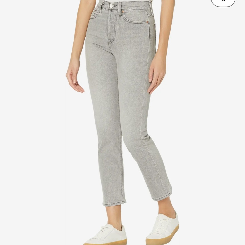 Levi’s Premium Wedgie Straight light gray denim excellent condition size 28